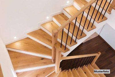 Einfamilien-Doppelhaushälfte mit Stellplatz und Garten