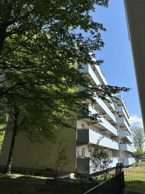 Erstbezug nach Sanierung mit Balkon: Stilvolle 3-Zimmer-Wohnung mit geh. Innenausstattung
