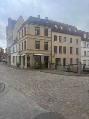 Zum Wismarer Glücksschwein über 2 Etagen mit Kaminofen und viel Raum für Kreativität..