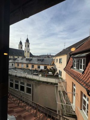 WG GEEIGNET & ZENTRALE LAGE: RENOVIERTE 2-ZIMMER-WOHNUNG INKL. KÜCHENZEILE