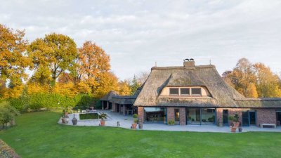 Reetdach-Villa in bester Lage – exklusives & luxuriöses Wohnen mit unverbaubarem Blick auf den See