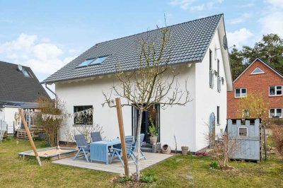 Provisionsfrei: Familienfreundliches Haus mit sonnigem Garten und großer Energieeffizienz in Seenähe