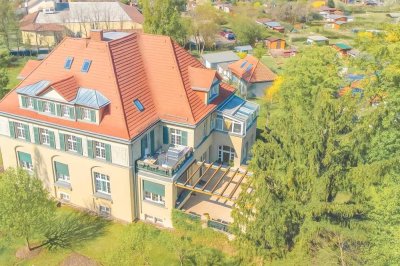 ERSTKLASSIGE DACHGESCHOSS-MAISONETTE IN STILLVOLLER GRÜNDERZEITVILLA AUF PARKÄHNLICHEM GRUNDSTÜCK