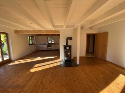 2 Zi-EG-Wohnung, Holzhaus, Süd- & West-Terrasse, Einbauküche, Garten + Keller