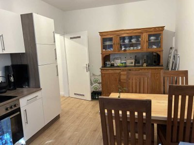 * schnuckelige 2,5 Zimmer-Wohnung, gute Aufteilung, EBK, Verkehrsanbindung super