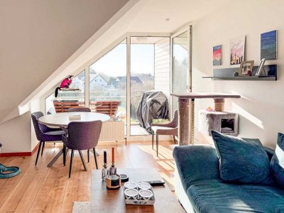 Kapitalanlage oder Eigenheim: 3-Zi.-DG-Wohnung mit Weitblick und Spitzboden
