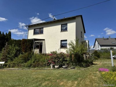 Freistehendes Einfamilienhaus mit großem Garten und Blick ins Grüne