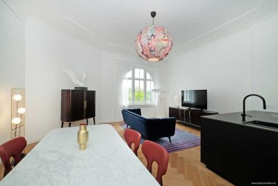 Lehel am Engl. Garten: Luxuriöse, kernsanierte 2-Zimmer-Altbauwohnung (=möbliert) mit Fitnessraum!