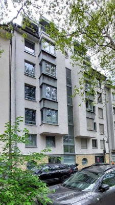 Geschmackvolle, gepflegte 4,5-Zimmer-Dachgeschosswohnung mit geh. Innenausstattung mit Balkon