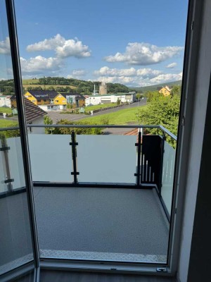 Erstbezug nach Komplettrenovierung: Großzügige 4-Zimmer-Wohnung mit Balkon