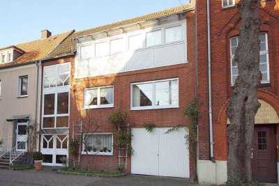 Bitte ziehen Sie ein! Modernisierte Erdgeschosswohnung mit zwei Zimmern, Küche und neuem Bad