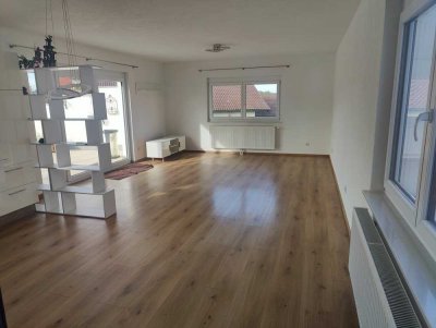 Wunderschöne 4-Zimmer Wohnung mit ca. 25qm Terrasse, Keller, Waschraum und 2 Stellplätze in Meckenbe