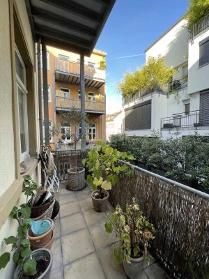 Stilvolle 2-Zimmer-Wohnung mit Holzdielen, hohen Decken & Balkon