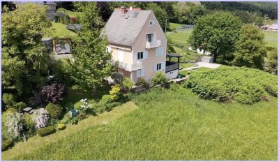 Geräumiges Wohnhaus mit einer tollen Aussicht. 5 Zimmer, Keller, Terrasse, Garten...