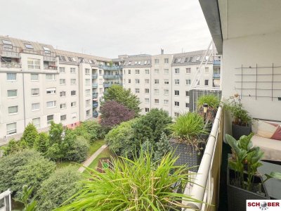 Hell und ruhig - Loggia mit Blick in den begrünten Innenhof