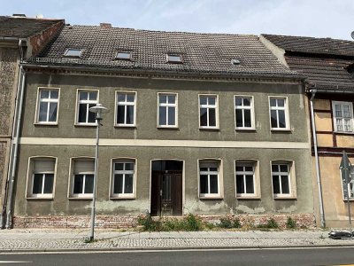 Sanierungsobjekt mit Vision – Vielseitiges Mehrfamilienhaus auf großem Grundstück in Coswig.