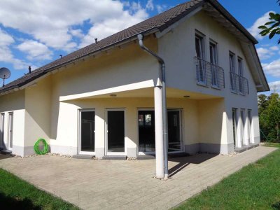 MODERNES ATTRAKTIVES FREIST. EFH!  BEAUTIFUL HUGE FREEST. HOUSE WITH GARAGE!