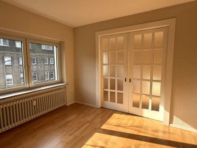 Südausrichtung! Altbau-Charme mit Balkon zum grünen Innenhof, nur 2 Parteien im Haus