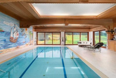 Villa mit Pool – Gewerbehalle, Büroflächen, 1 Wohnhaus vermietet, Baugrund auf ca. 20.000 m²