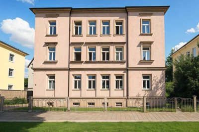 +++ Großzügig geschnittene 2-Zimmer-Wohnung im gepflegten Altbau mit viel Stauraum +++