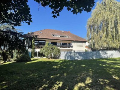 In gesuchter Feldrandlage: Freistehendes Einfamilienhaus mit Einliegerwohnung auf Traumgrundstück!