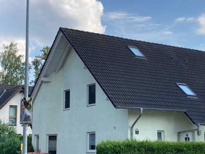 Doppelhaushälfte mit Terrasse und kleinem Garten