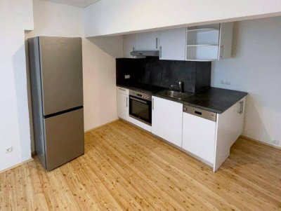 Ruhiger 1 ZIMMER-Altbau + neuwertige Einbauküche + Bad mit Wanne + extra WC + nähe Kunsthaus!