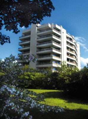 *Toller Ausblick*  2 ZKB  mit Balkon und Pool auf dem Dach