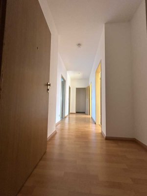 Geräumige helle 2 Zimmer Wohnung mit Wohnküche hohen Decken. Provisionsfrei