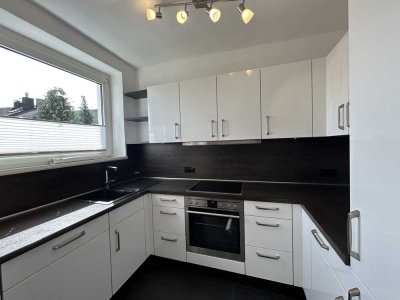 Vohwinkel. Schöne, teilmöblierte 2 Zi.-Whg. mit Küche inkl. mod. EBK, Diele & Wannenbad mit Fenster.