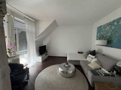 schöne, helle Altbau- Dachgeschoss-Wohnung mit Klimaanlage und Balkon in Düsseldorf-Urdenbach