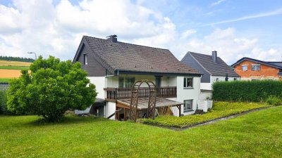 Renovierungsbedürftiges Einfamilienhaus mit Garage, Carport, Garten und Balkon