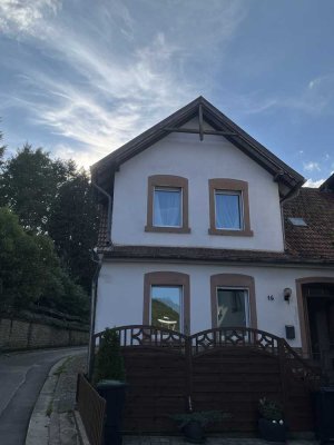 � Charmantes Bauernhaus mit Scheune, Gewölbekeller & großem Naturgarten in ruhiger Lage