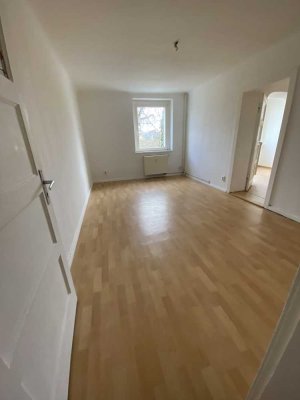 Teilrenovierte 2-Zimmer-Wohnung in Bahnhofsnähe