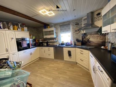 Viel Platz für Familie & Visionen – Einfamilienhaus mit zwei Wohnbereichen und großer Doppelgarage.