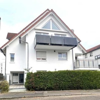 Eine Stufe zum Glück - 2-Zimmer-Wohnung mit Wintergarten und TG-Stellplatz in zentraler Lage