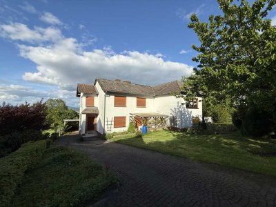 *reserviert*Zweifamilienhaus mit großem Grundstück und viel Garten – Perfekt für Familien