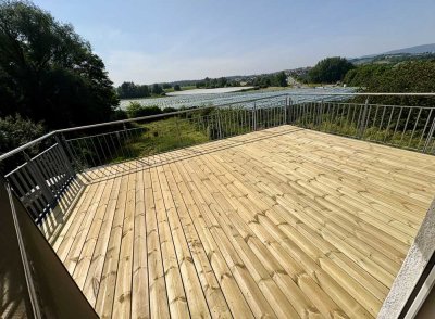 Hochwertige Dachwohnung mit Küche und großzügiger Terrasse mit Blick ins Grüne