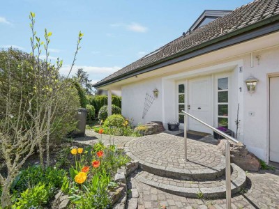 Großzügiges Einfamilienhaus mit Einliegerwohnung und herrlichem Grundstück in Unterhaugstett