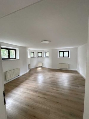 Renovierte 2-Zimmer-Terrassenwohnung mit Küche und Carport in Uhlbach