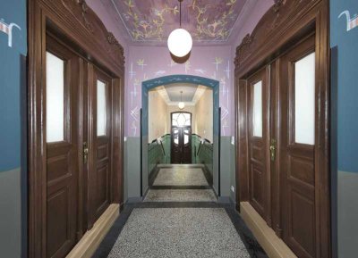 Hochwertig sanierte Maisonette-Altbauwohnung mit Balkon !