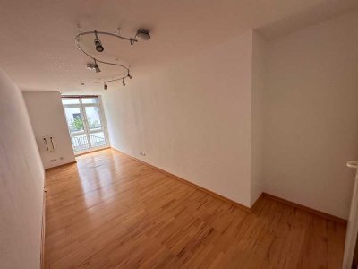 Gut geschnittenes WG-Zimmer in gemütlicher Zweizimmerwohnung. Bestlage. Optional: TG-Stellplatz