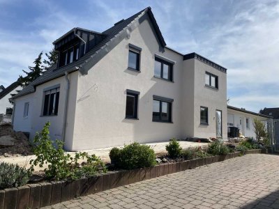 Moderne Doppelhaushälfte in Trier-Heiligkreuz mit Garten, 2 Stellplätzen & Wallbox – ab 01.08.2025