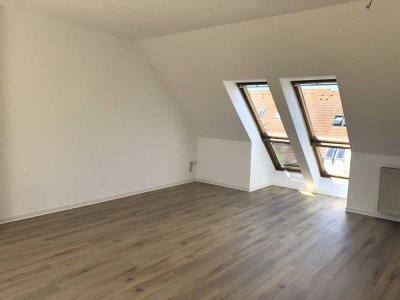 Dachgeschosswohnung mit Balkon, Einbauküche und TG-Stellplatz!