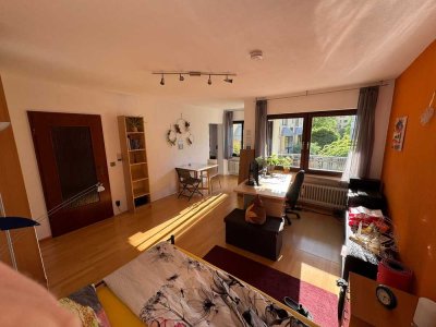 Geschmackvolle, helle, teilmöblierte 1-Zimmer-Wohnung mit umfassender Innenausstattung in Erlangen