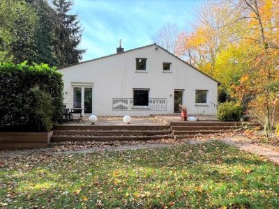 Repräsentatives Einfamilienhaus umgeben von Natur mit zwei Garagen und PKW-Stellplätzen!