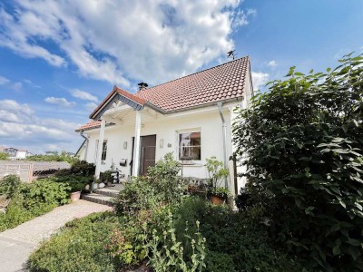 Landidylle und Weitblick pur! Energieeffizentes Einfamilienhaus mit zusätzlichem Hallengeb
