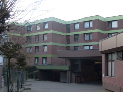 Provisionsfrei- Modernisierte 4-Zimmer Wohnung im Volksdorfer Zentrum- TG Stellplatz und Fahrstuhl