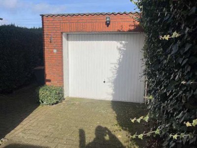 gepflegte ETW im Erd- und Obergeschoß mit EBK, 2 Bädern, Garage und Gartenmitbenutzung.