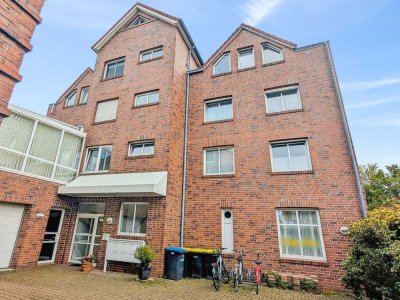 Direkt im Herzen von Papenburg: 2-Zimmer-Wohnung mit Balkon, Pkw-Stellplatz und Abstellraum